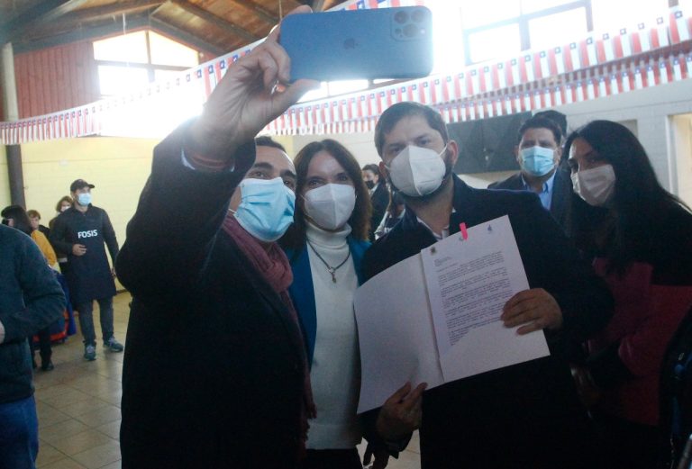 Alcalde de Curicó le entregó al Presidente carpeta de proyectos pendientes