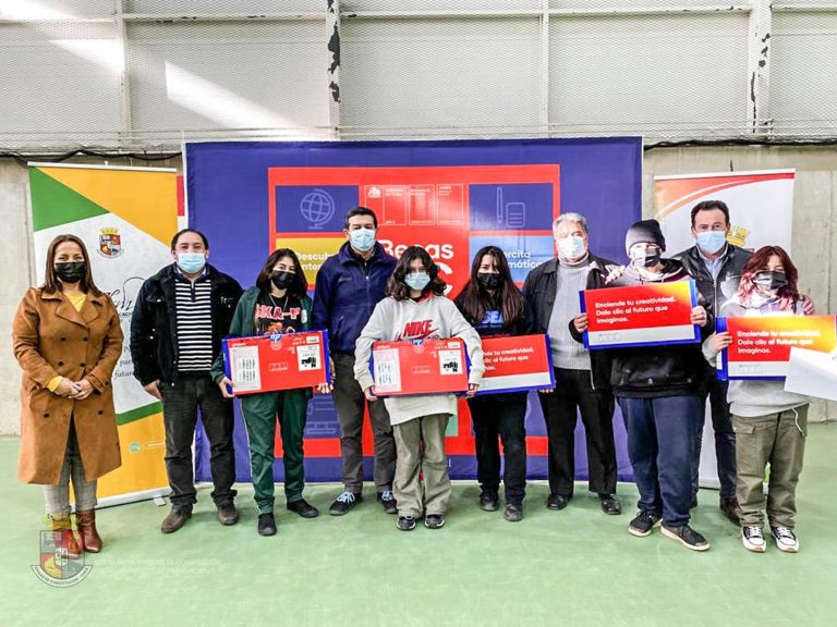 Estudiantes de Constitución recibieron sus computadores