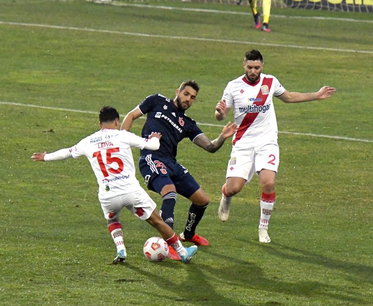 Solicitan que duelo entre Curicó Unido ante la U se pueda disputar solo con barra local