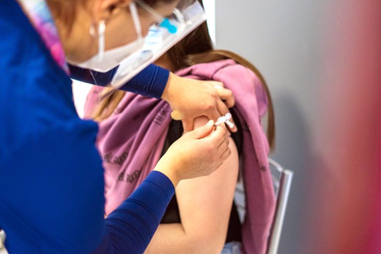 Vacuna bivalente protegería mejor a la población contra variante Ómicron