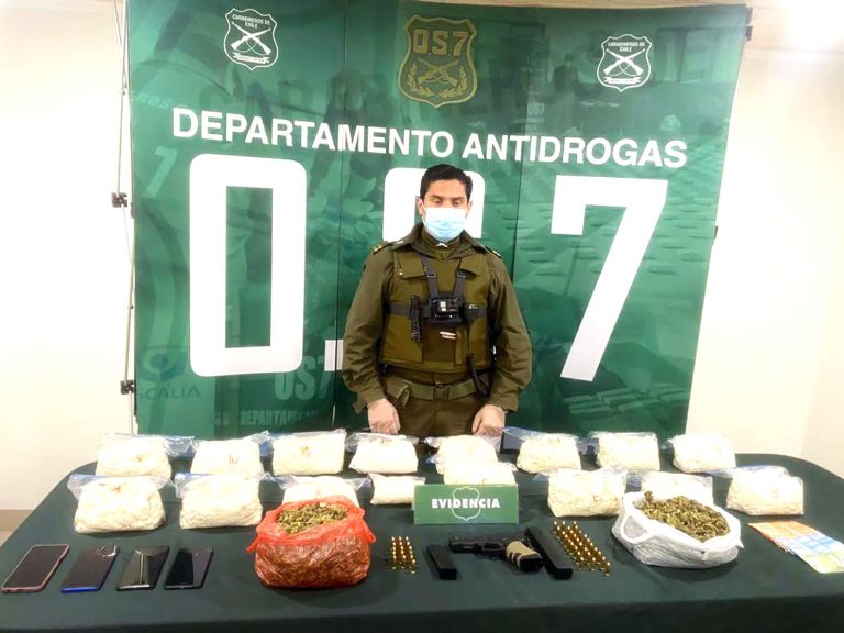 Dos detenidos por transportar droga, armas y municiones