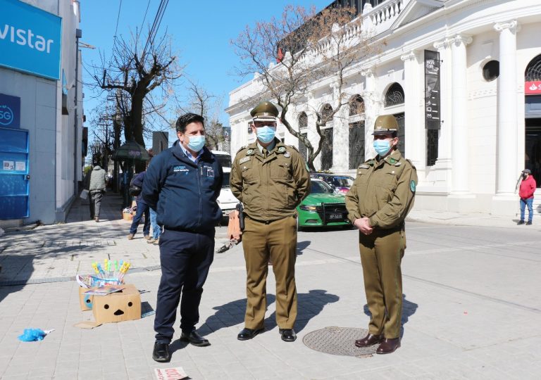 Carabineros y PDI realizan operativo para erradicar comercio ambulante