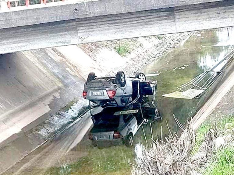 Conductor muere al volcar camioneta cerca de Colbún