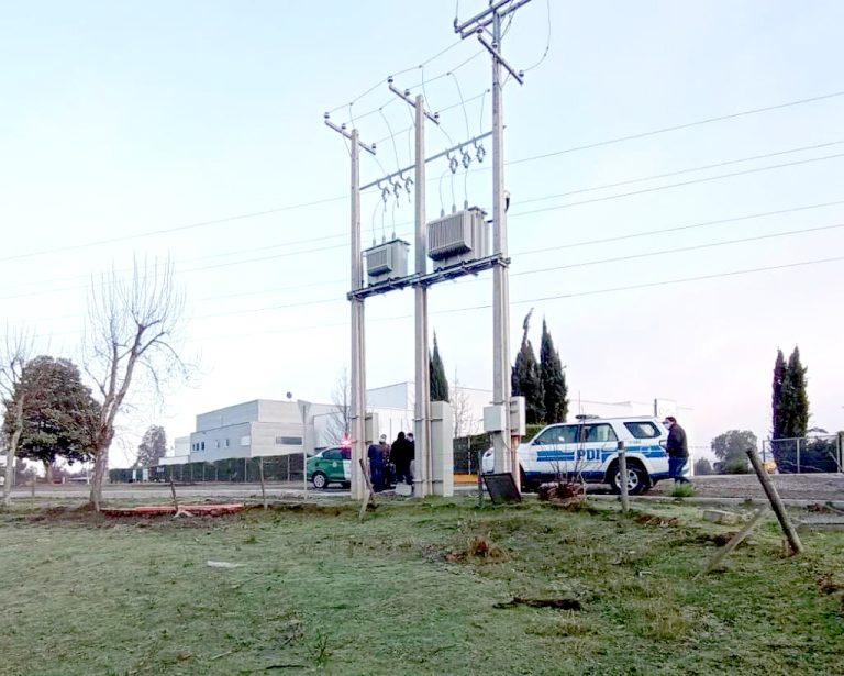 Delincuentes asaltan empresa y se llevan dos camiones con carne