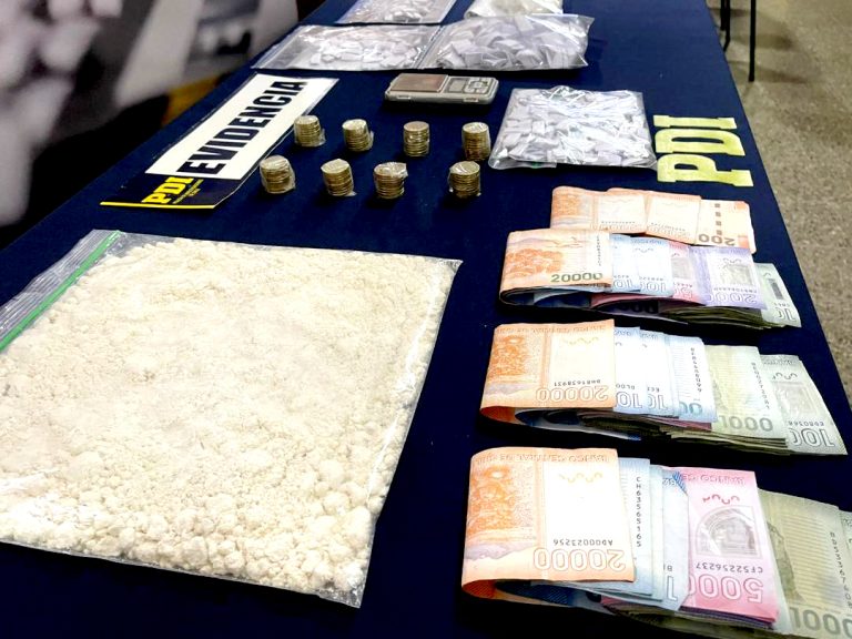 Detienen a tres personas por tráfico de drogas