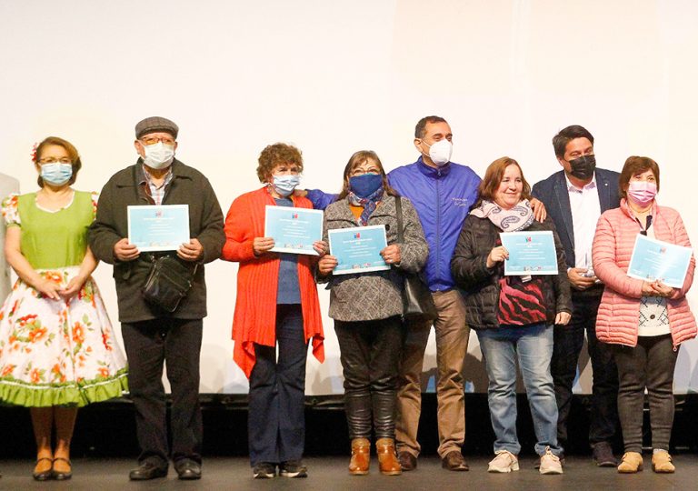 Entregan recursos del Fondo Nacional del Adulto Mayor en la provincia de Curicó