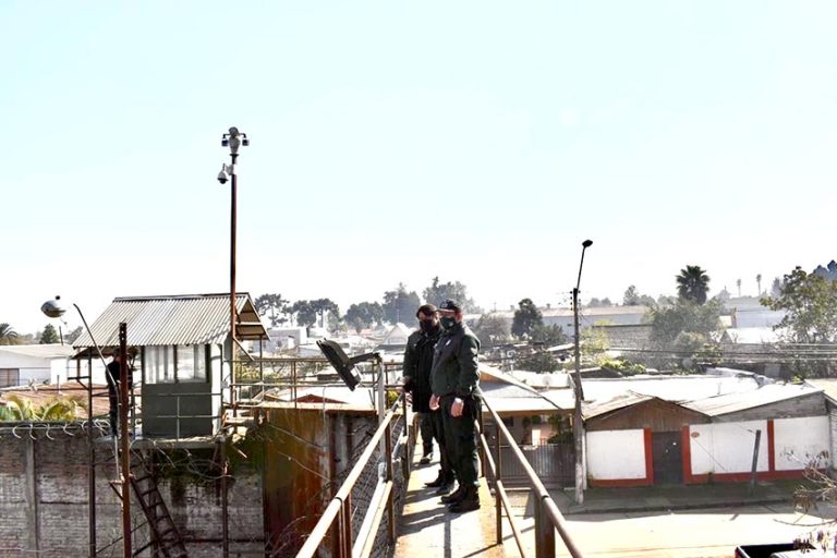 Vuelven a incautar armas, teléfonos celulares y droga desde cárcel curicana