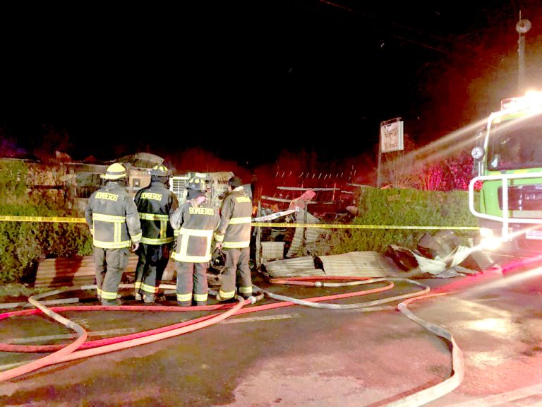Tres adultos y un niño mueren en incendio de casa en Pelarco