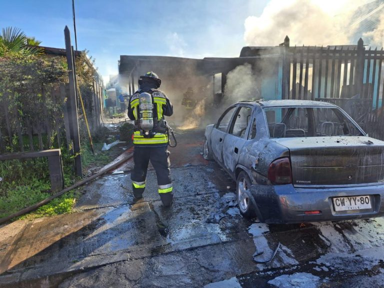 Incendio destruyó una casa y un automóvil