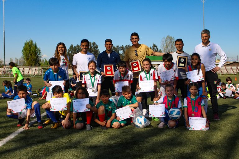 Cortés, Coelho y Leiva en clínica de fútbol