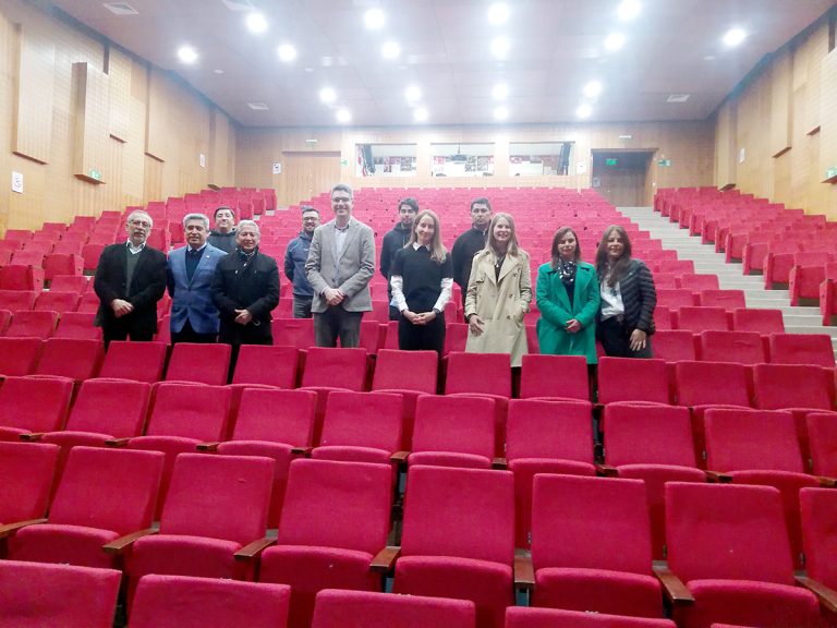 Agregado cultural de la Embajada de Estados Unidos visitó el Teatro Provincial de Curicó