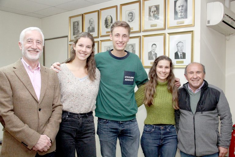 Jóvenes de Bélgica realizan su práctica en el Hospital de Curicó