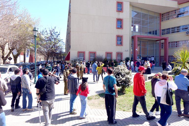 Largas filas en locales de votación marcaron Plebiscito Constitucional en la capital maulina