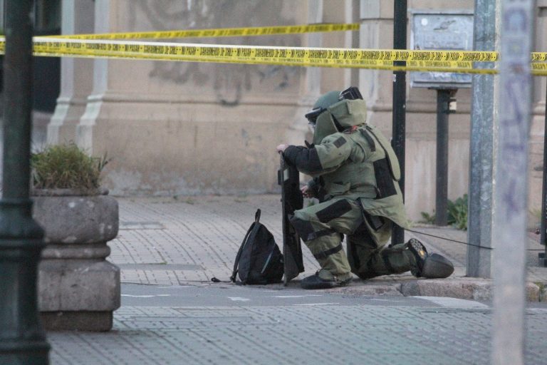 GOPE de Carabineros intervino ante mochila que fue abandonada frente a la Plaza de Armas