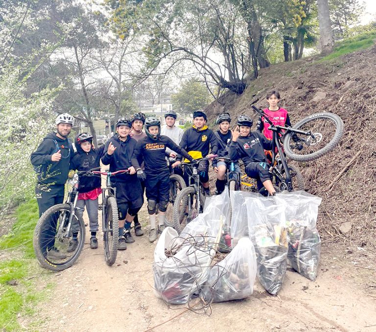 Jóvenes ciclistas limpiaron el Cerro Condell