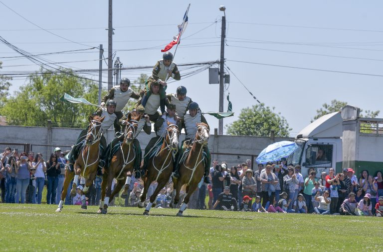 Miles de personas observaron en Rauco las acrobacias del Cuadro Verde de Carabineros