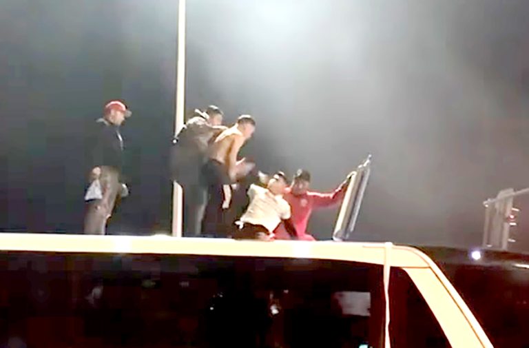 Grupo de hinchas agrede a Bayron Oyarzo