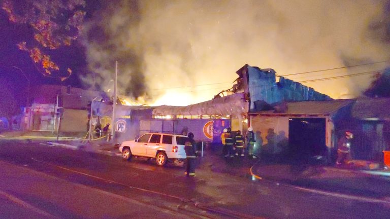 Un fallecido deja incendio que arrasó con supermercado y una radioemisora