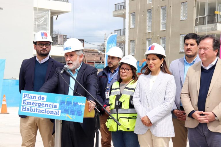 Ministro de Vivienda visita obras de proyecto habitacional de integración social en Talca