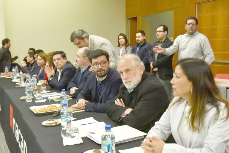 Ministro de Vivienda se reunió con alcaldes del Maule