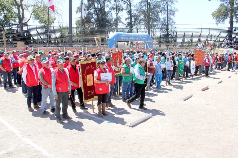 Calculistas lanzan tejos a la cancha buscando la quemada en la lienza
