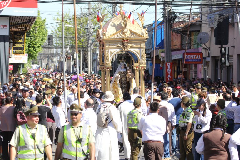 Miles de personas participaron en la Procesión a la Virgen del Carmen