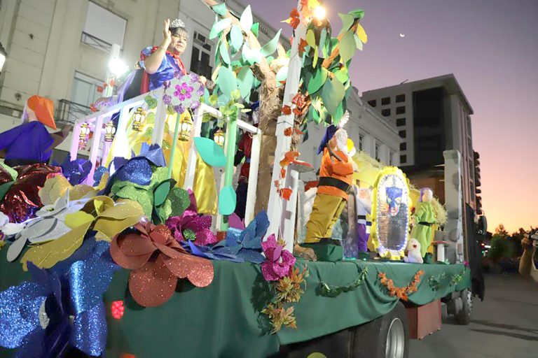 Con multitudinario desfile de carros alegóricos y gran show terminó La Fiesta de la Primavera 2022