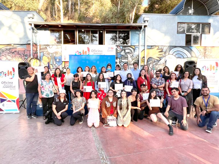 Jóvenes curicanos reciben sus certificados por talleres artísticos