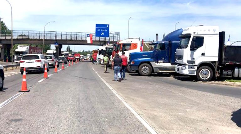 Camioneros mantienen ocupadas pistas en zonas clave de la Ruta 5 en Talca y Linares