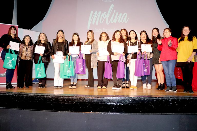 Certifican a mujeres de Molina y Río Claro en cursos del programa Jefas de Hogar