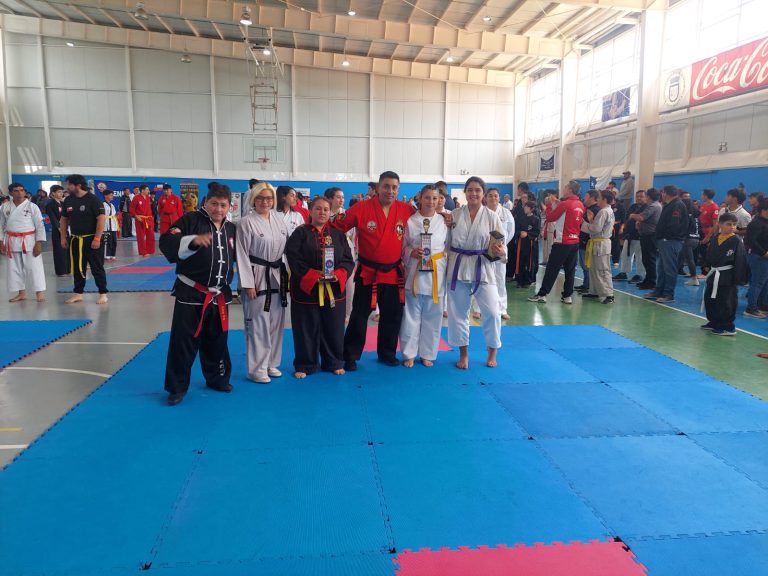 Karatecas de Kenpo Gikan se lucen en torneo internacional