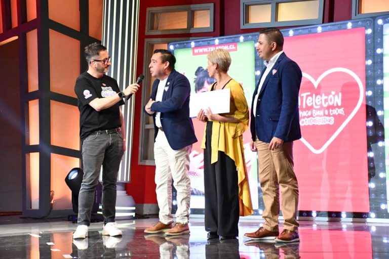 Sagrada Familia dijo presente en la plaza y luego en el Teatro Teletón