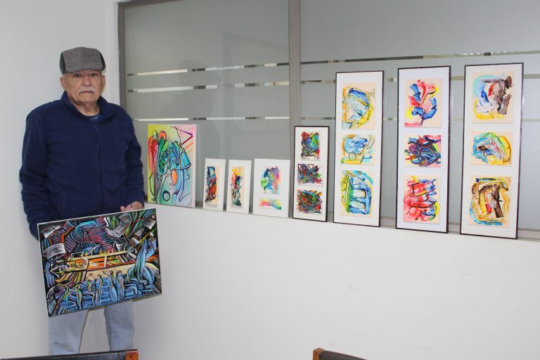 Artista venezolano llegó a Curicó para seguir creando