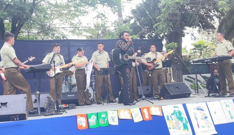 Impecable presentación de Small Band de Carabineros