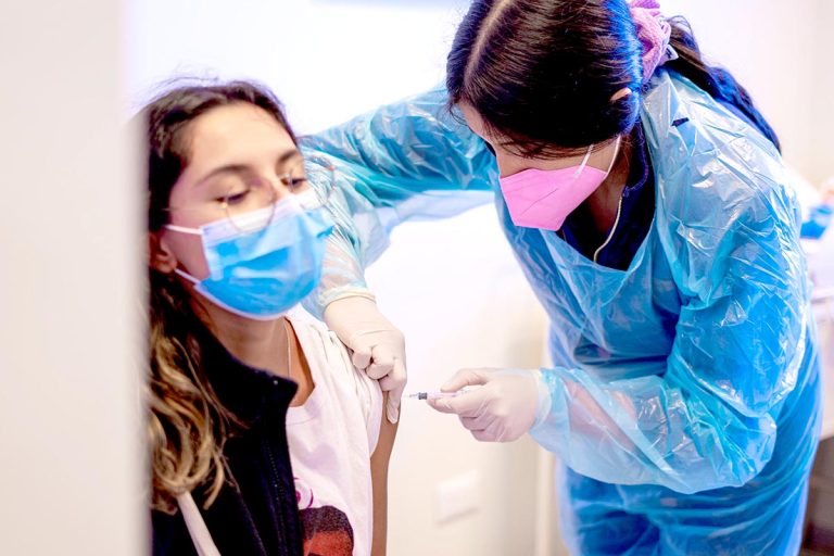 Expertos advierten aumento de contagios y llegada de nuevas variantes Ómicron