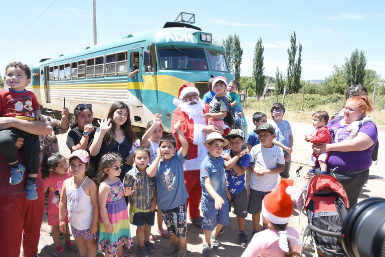 Retoman Tren Navideño para llevar regalos y amor a niños del ramal