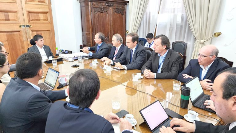 En jaque transporte de cerezas por paro de camioneros