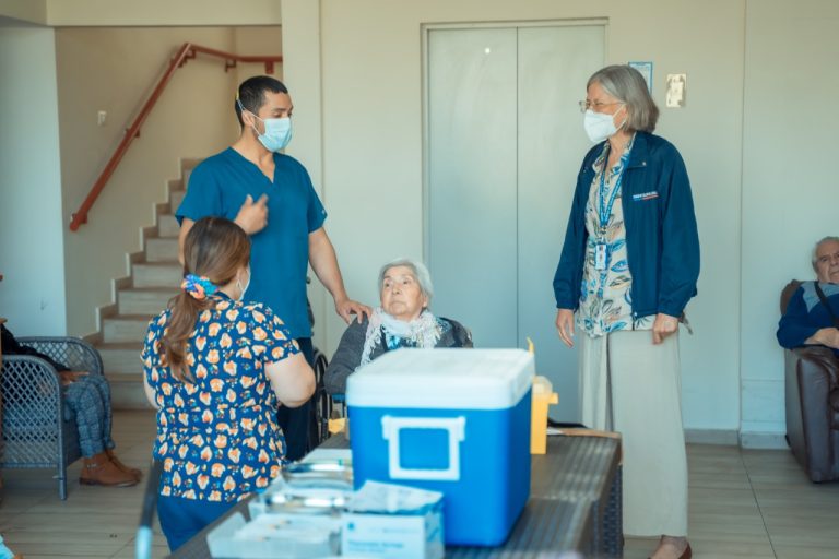 Vacunación bivalente ya está disponible para mayores de 70 años