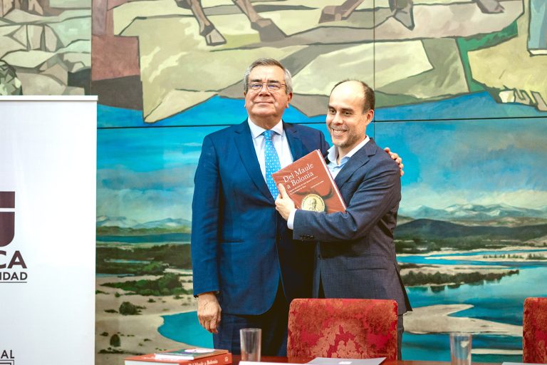 Libro rescata la historia de la Medalla al Mérito Juan Ignacio Molina