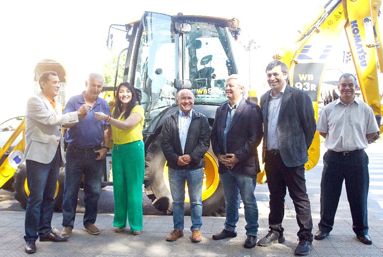 Municipio curicano recibió  moderna retroexcavadora