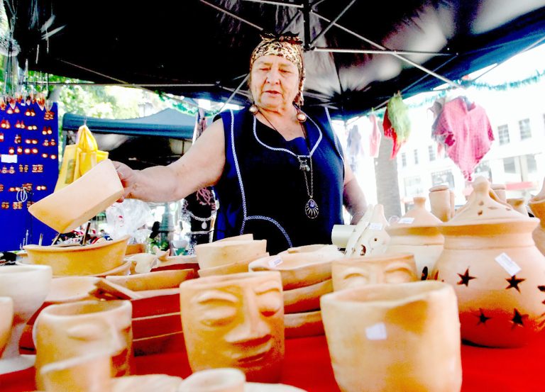 Cerca de 300 emprendedores ofrecen sus productos en plena Plaza de Armas