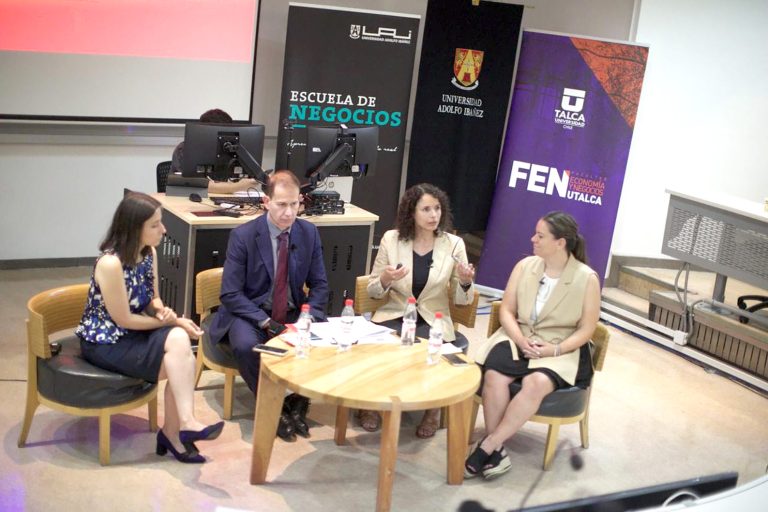 Expertos abordan el impacto que genera la brecha salarial entre hombres y mujeres en las pensiones