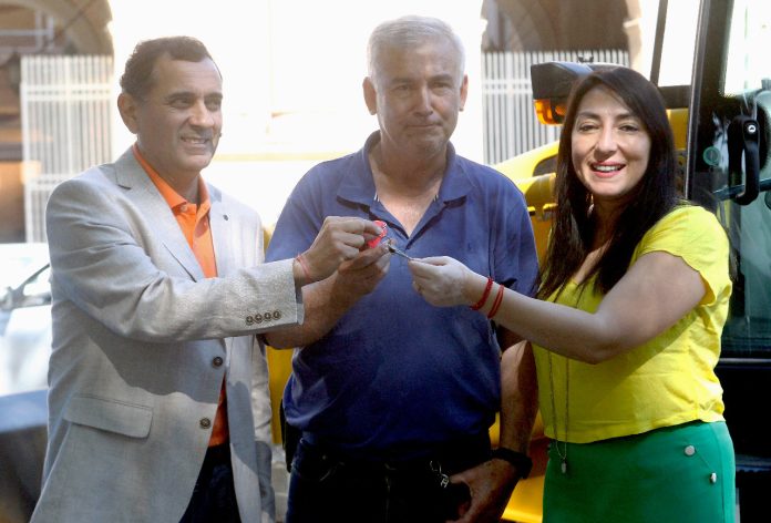 El vehículo pesado fue entregado por la gobernadora regional, Cristina Bravo, al alcalde de Curicó, Javier Muñoz junto al operador de la retroexcavadora Félix Hernández.