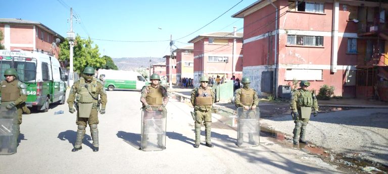 Con amplio despliegue policial comenzó desalojo de blocks ocupados ilegalmente