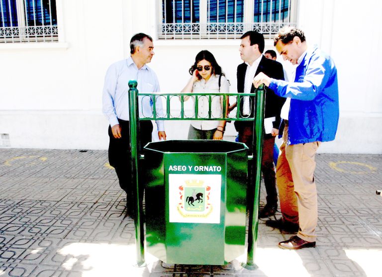 Instalan nuevos basureros en puntos estratégicos del centro de Curicó