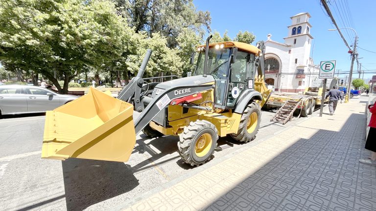 Municipio de Molina recibe moderna retroexcavadora