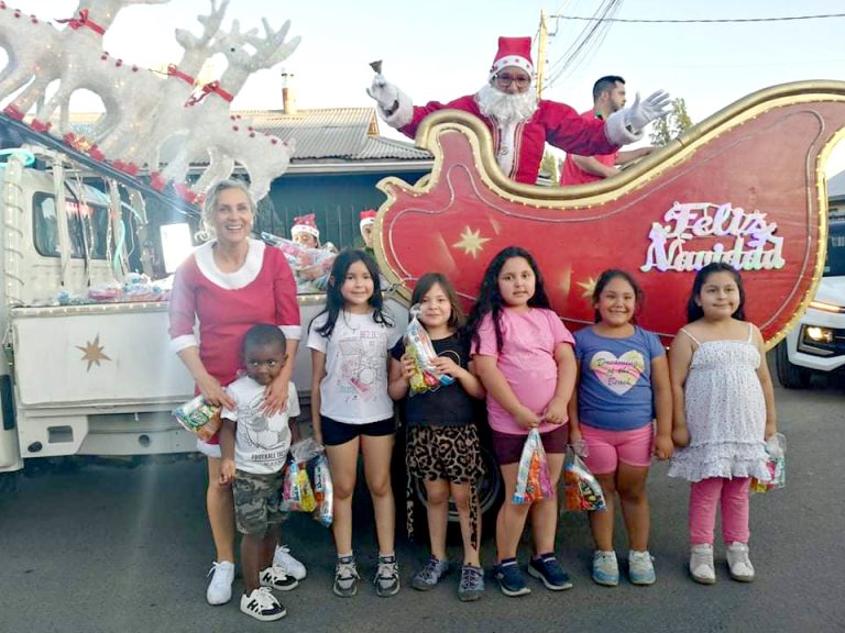 La magia del Viejito Pascuero comenzó a recorrer las calles de Molina