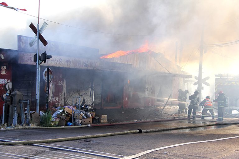 Incendio arrasó con varios locales  comerciales en pleno centro de Curicó