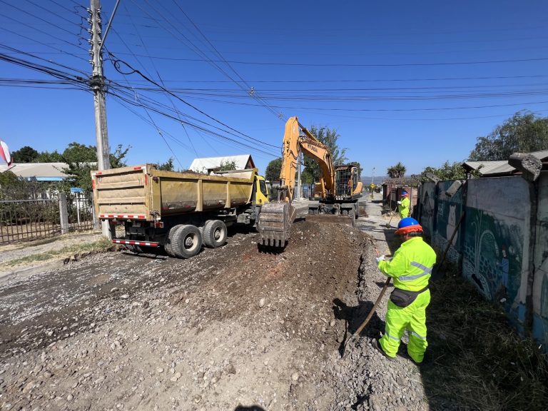 Instalan asfalto en concurrido segmento de calle Membrillar en Molina