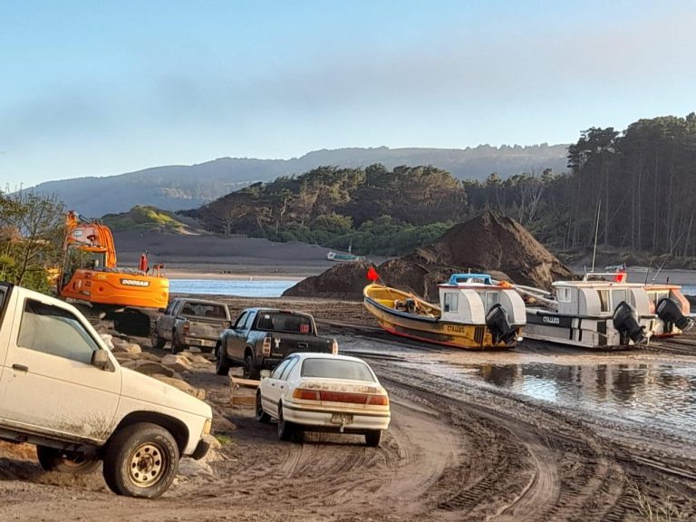 Con maquinaria pesada logran cerrar desembocadura del estero Llico